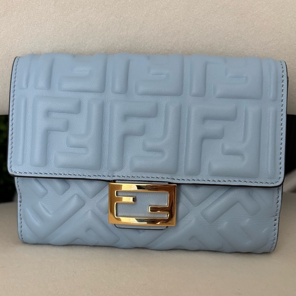 🔥RARE🔥 FENDI Medium Wallet - Picture 11 of 11